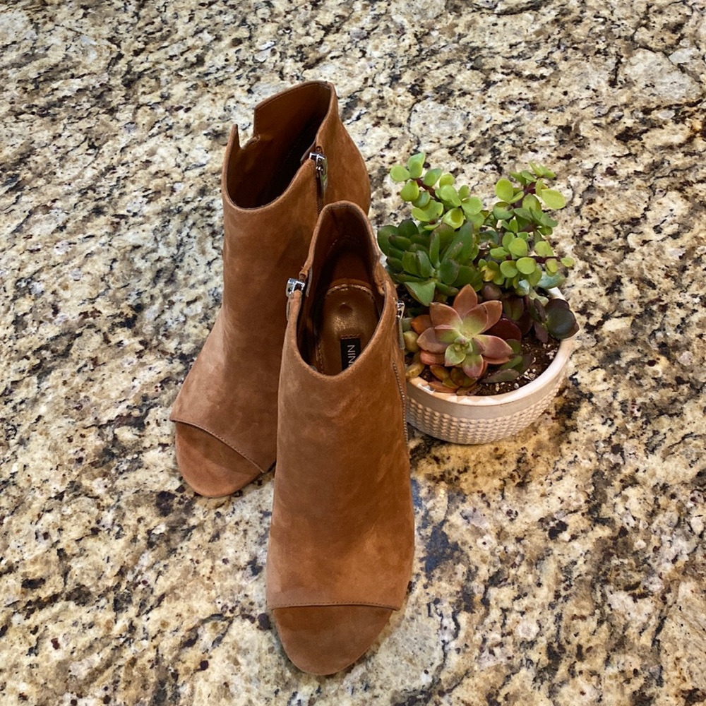 Like new Nine West leather ankle heels!